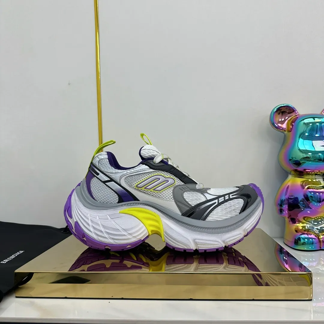 👟👟Ex-factory price 680👟👟 Balenciaga Balenciaga CARGO 6XL Sneakers Round-toe lace-up Low-cut lifestyle mesh lace-up Low-cut catwalk retro Balenciaga is always at the forefront of fashion. This model has huge size and eye-catching design. It is in line with the current "" trend. It uses an all-black color scheme to create a low-key yet gorgeous effect. The 6XL size makes it a conspicuous presence in the market. Suitable for people who pursue individuality. The products released this time once again reflect their innovation capabilities. They are made of microfiber and mesh. Its avant-garde design, exaggerated volume and reflective details give it a special silhouette. It is made of mesh material, which brings good foot feel, comfortable and breathable. The appearance still adopts the classic shape. The shoe body is fashionable and easy to wear. Item No.: 815859 W2MV2 1012 Size: 35-46